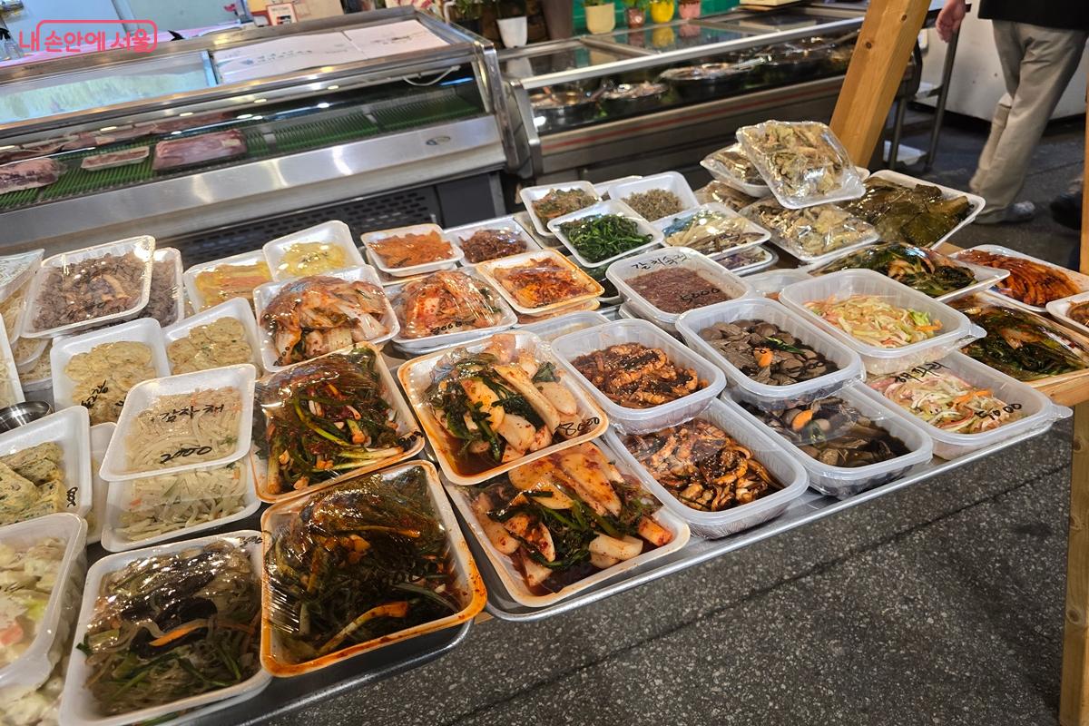 가성비 있는 시장표 반찬들이 눈길을 끈다. &copy;강사랑
