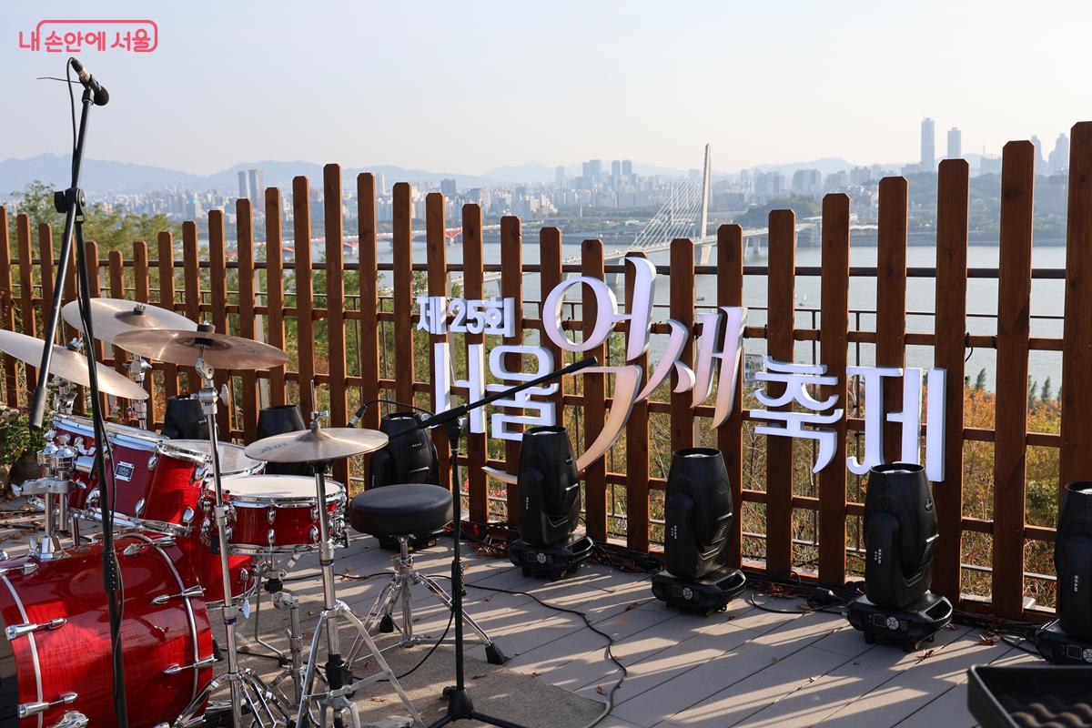 각종 공연이 펼쳐지는 &lsquo;서울억새축제&rsquo; 야외 무대 &copy;박우영