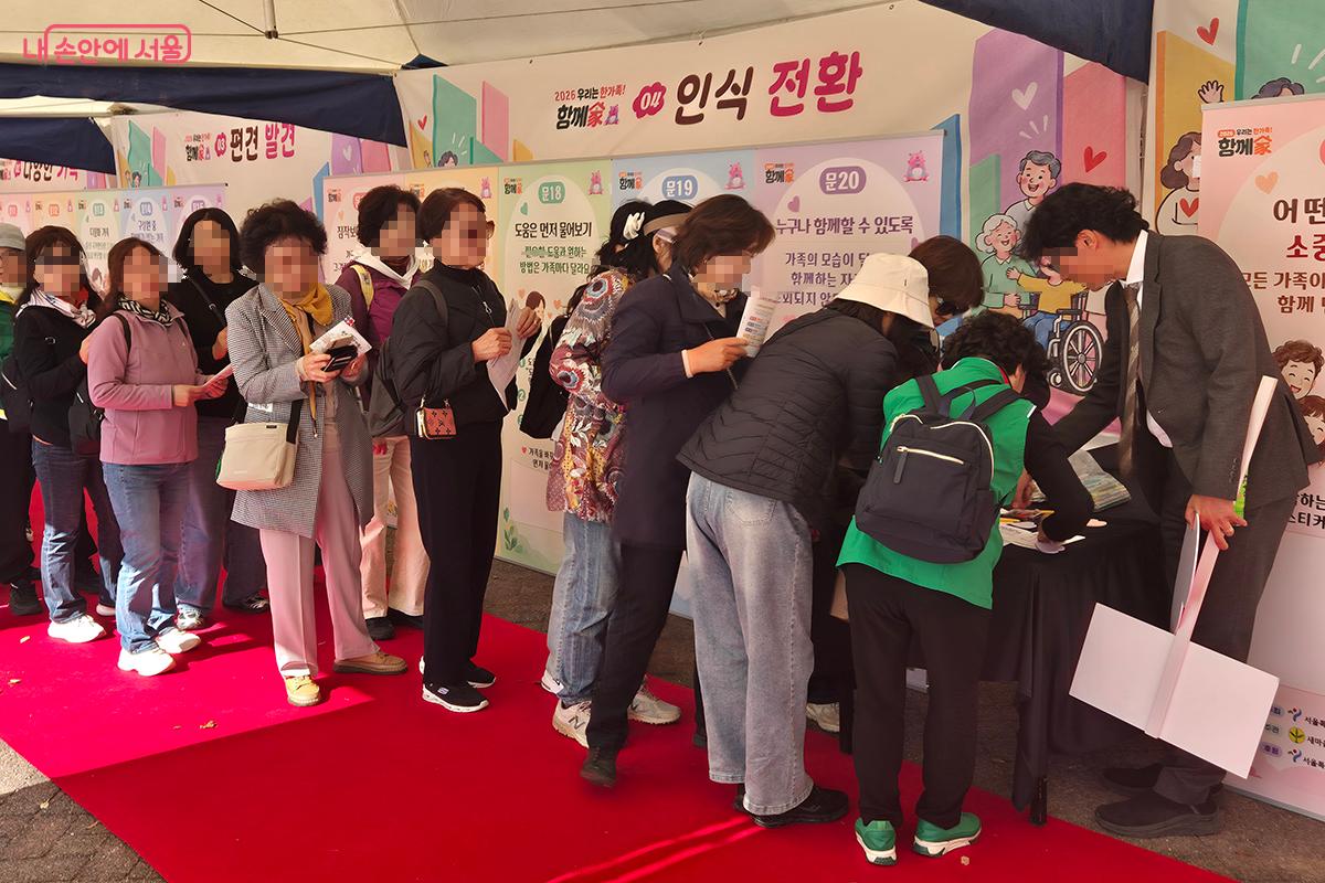 전시부스와 체험부스에 참여해 10개의 도장을 모아오면 소정의 선물을 선착순으로 전달한다.
