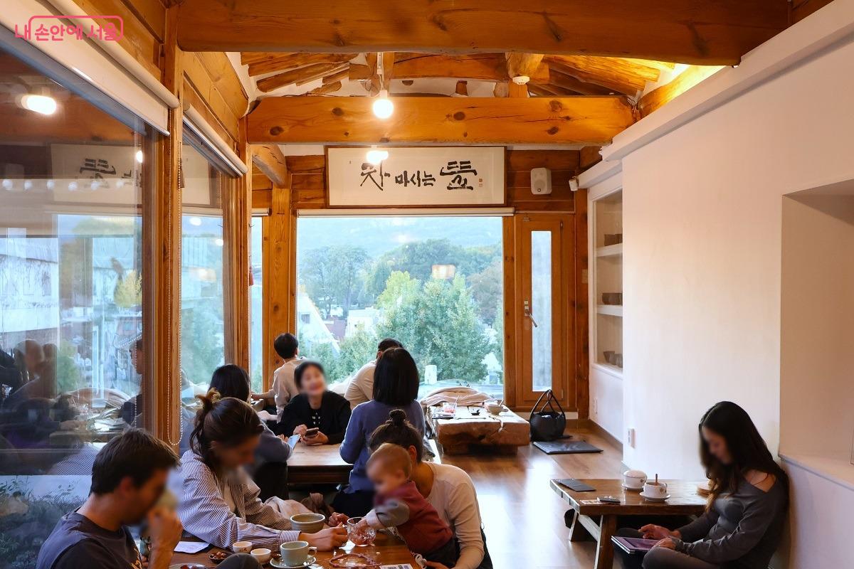  고즈넉한 한옥에서 인왕산과 도심을 바라보는 찻집, 차마시는뜰 &copy;이봉덕