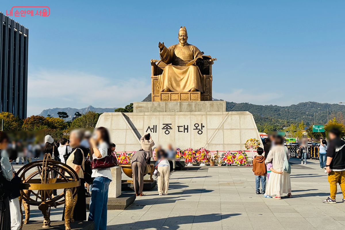 한글날 세종대왕 동상 앞에서 혼천의, 앙부일구 등 조선의 과학기구를 만나는 시민들 ⓒ 김경선