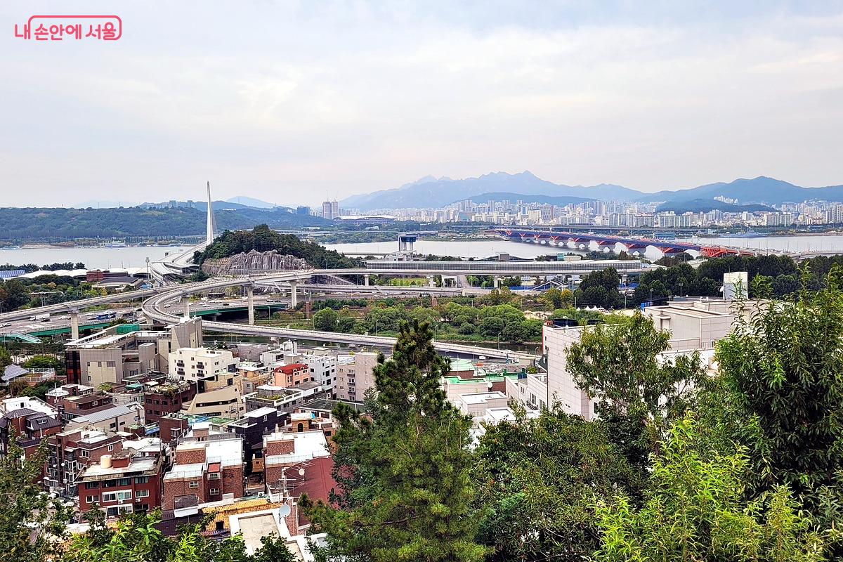 도심과 한강을 품은 용왕산에서 바라본 전망 &copy;김민지