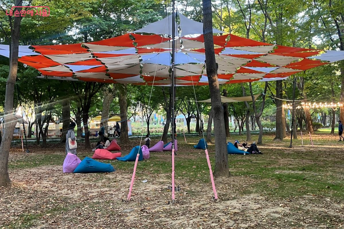 정원을 둘러본 시민들이 빈백과 벤치에 앉아 숲속의 여유를 즐기고 있다. ⓒ 김연희