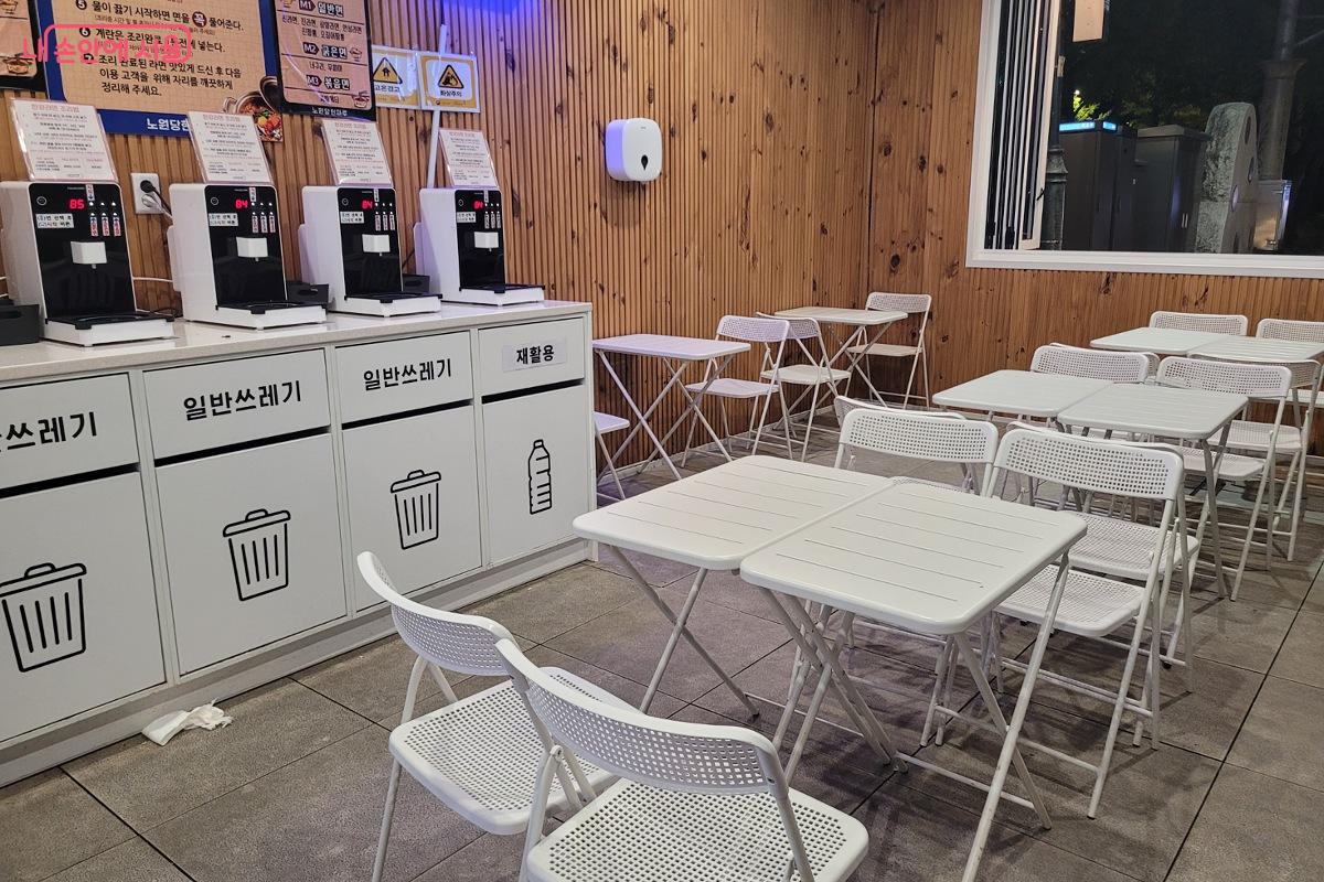 당현마루 라면조리기와 실내 취식공간 ©박미선