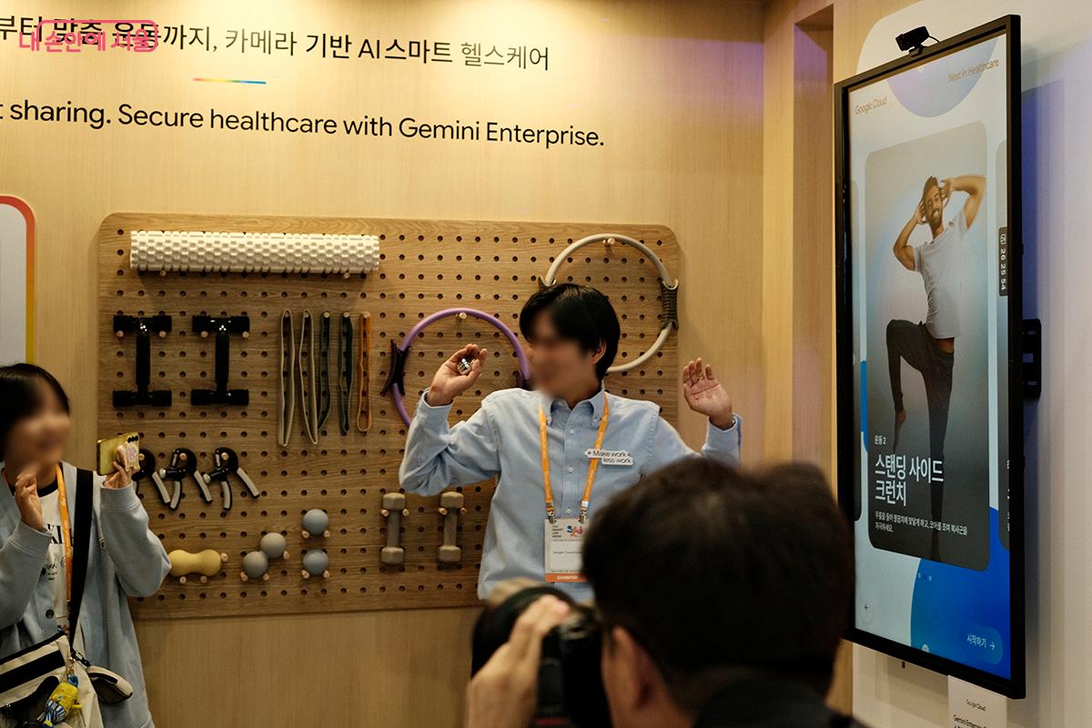자세 교정부터 맞춤 운동까지, 카메라 기반 AI스마트 헬스케어를 체험해 보는 시민들 ⓒ김아름
