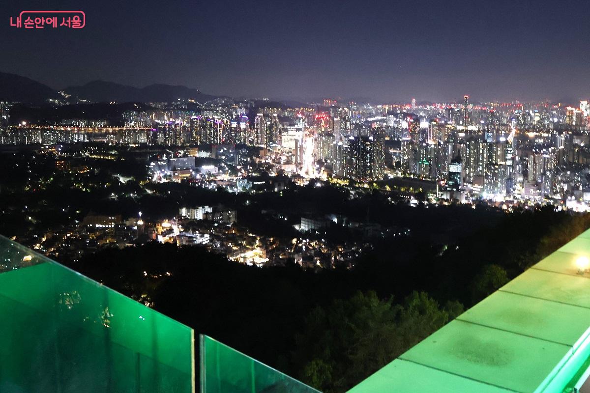 서울타워플라자에서 바라본 한강을 품은 서울 야경 ⓒ이봉덕