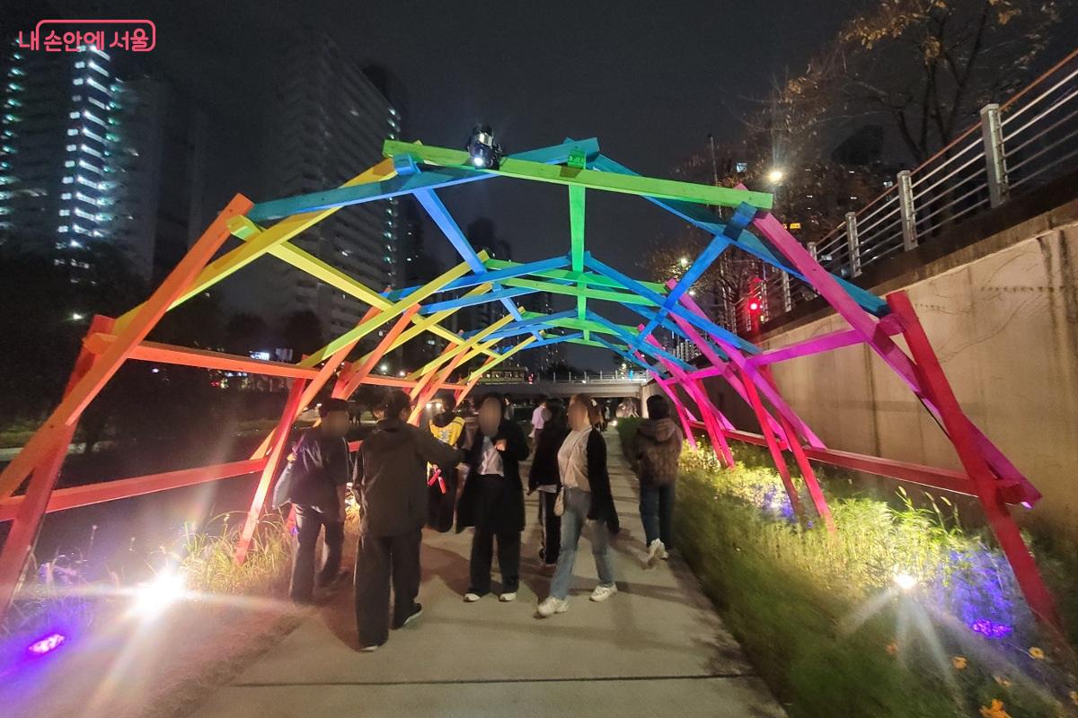 구민 도슨트인 '달빛해설사'가 관람객과 함께 작품을 둘러보며 설명해 주었다. ©박미선