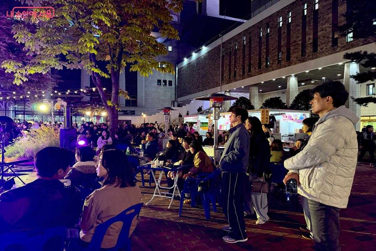 가을밤의 낭만을 즐기는 사람들 &copy;임수영
