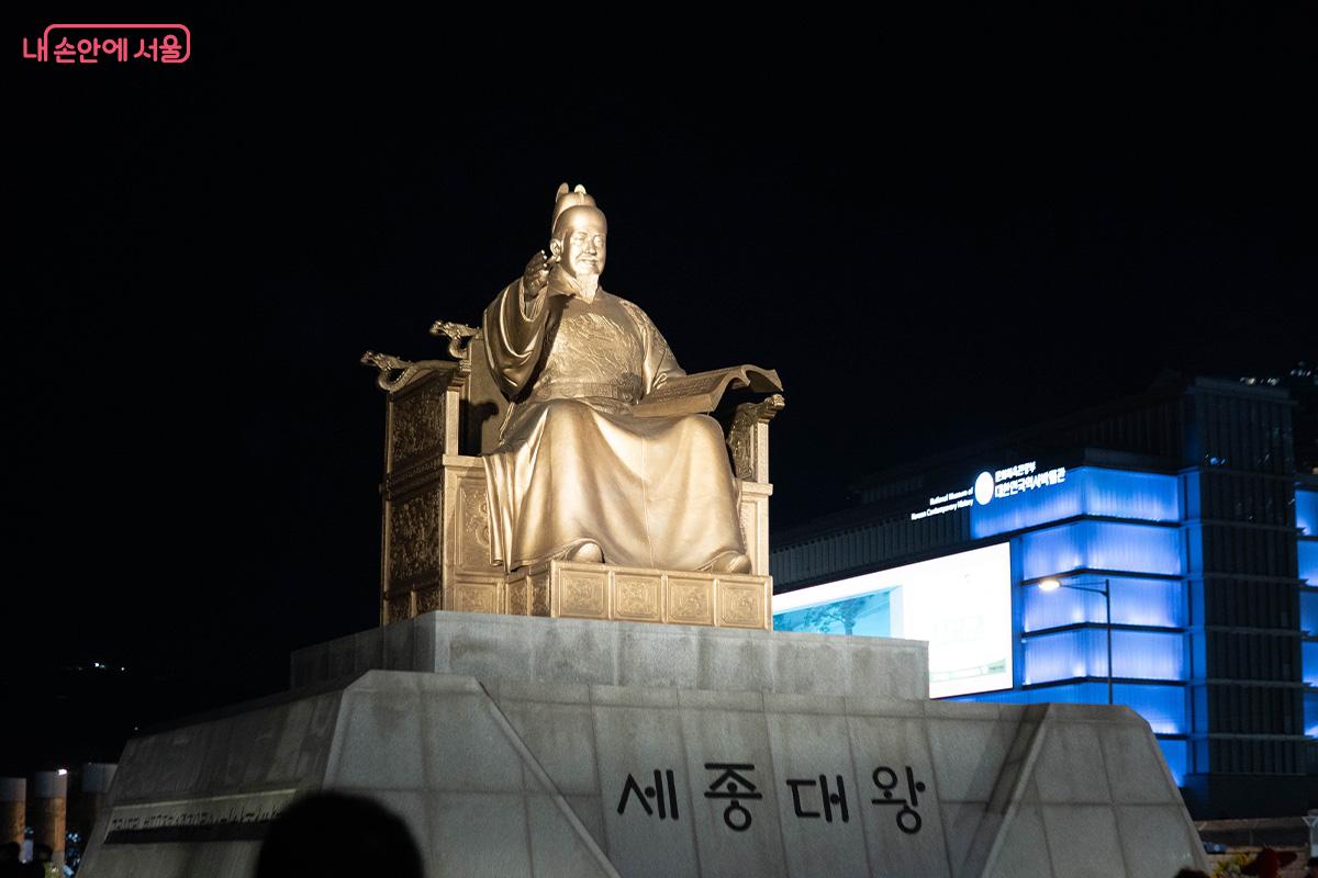 세종이야기 전시관 위에 위치한 광화문 세종대왕 동상 ⓒ최승훈