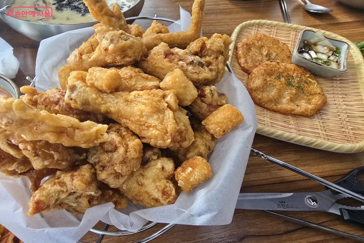 충주를 대표하는 메밀 치킨. 메밀 반죽으로 튀겨냈다. ©조수연