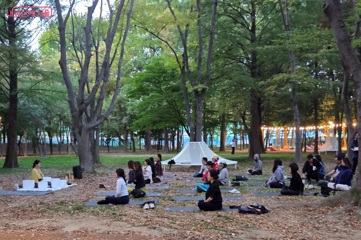 매헌숲 그늘정원에서는 숲속 요가&싱잉볼 명상을 즐길 수 있었다. ⓒ김미선