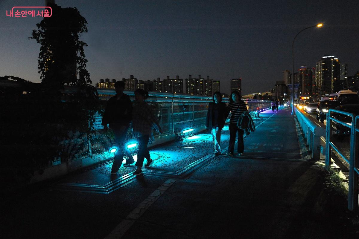 <빛섬 산책로>는 약 300m의 한강대교 서측 보행로를 LED와 사운드로 꾸몄다. &copy;조수봉