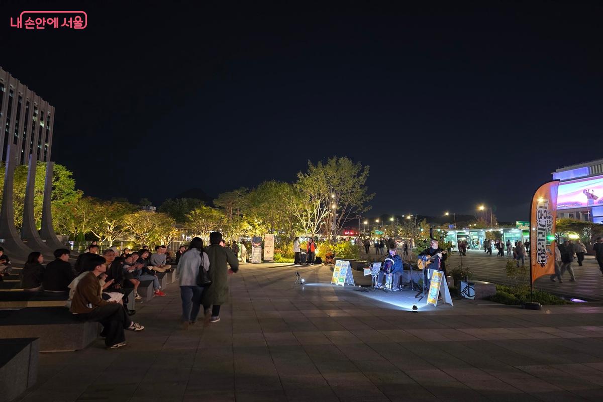 선선한 가을바람이 불기 시작한 광화문광장의 밤은 버스킹 공연으로 물들었다. ©김은주