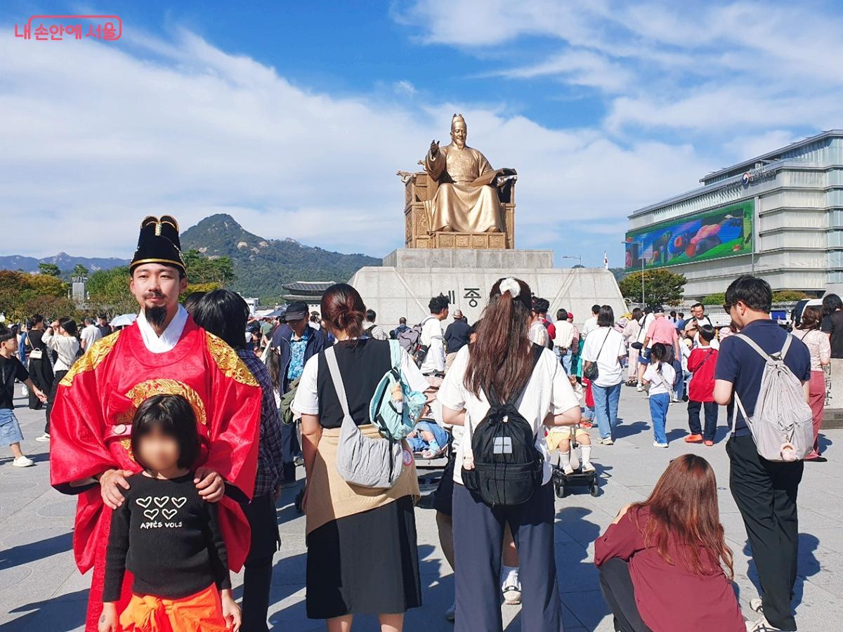 광화문광장 세종대왕 동상과 세종대왕으로 분장한 배우가 함께 한 기념 포토존 &copy;엄윤주
