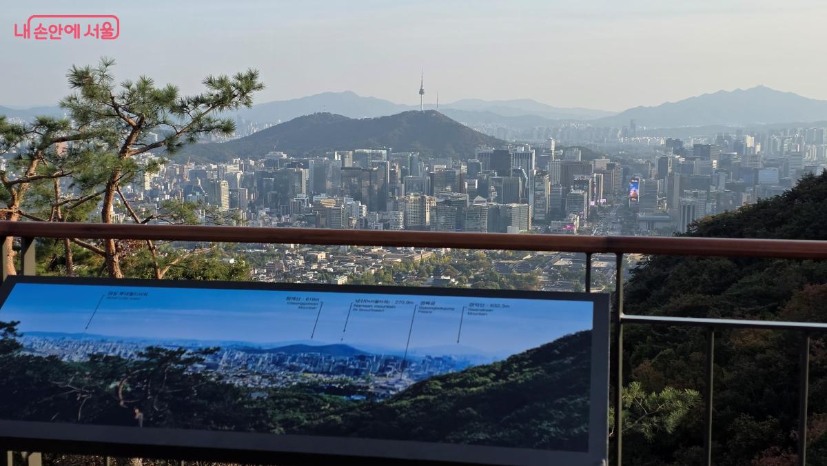 서울에 있는 산책길 중 도심을 가장 가까이서 볼 수 있는 곳은 북악산 탐방로이다. ©최용수