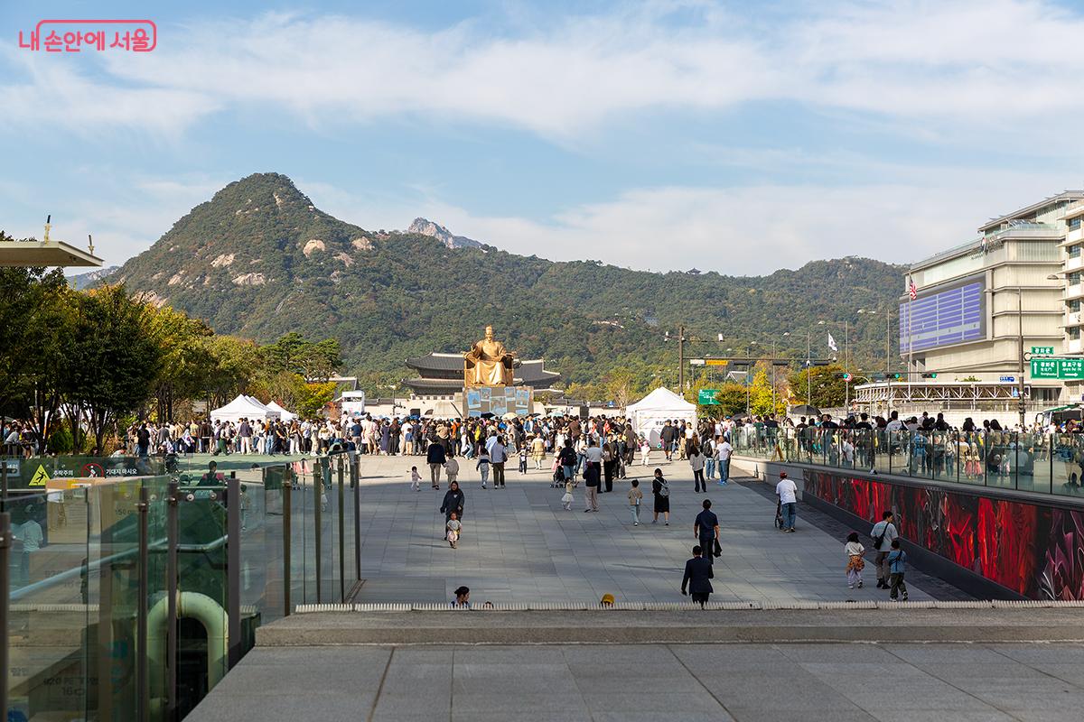 한글날 광화문광장 육조마당 너머로 세종대왕 동상과 광화문, 북악산이 한눈에 들어온다. &copy;문청야