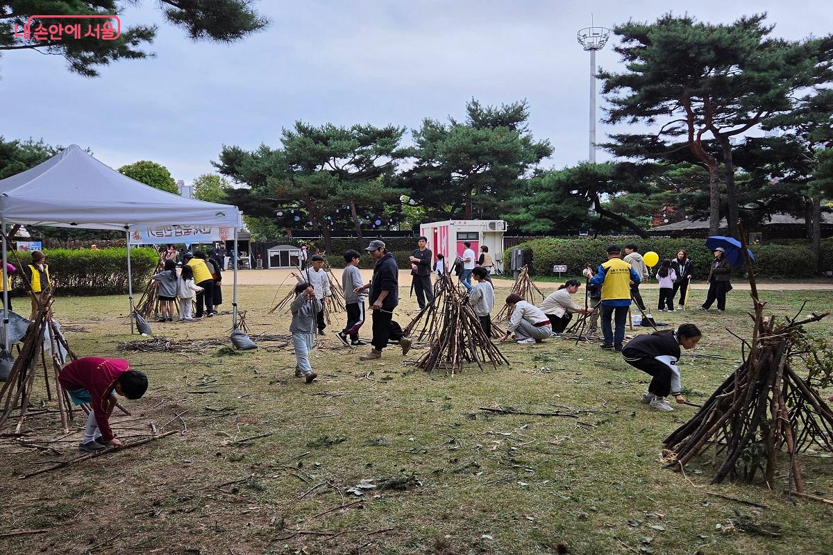 선사시대 움집을 만들어 보며 당시 생활방식을 체험해 본다. ©방윤희