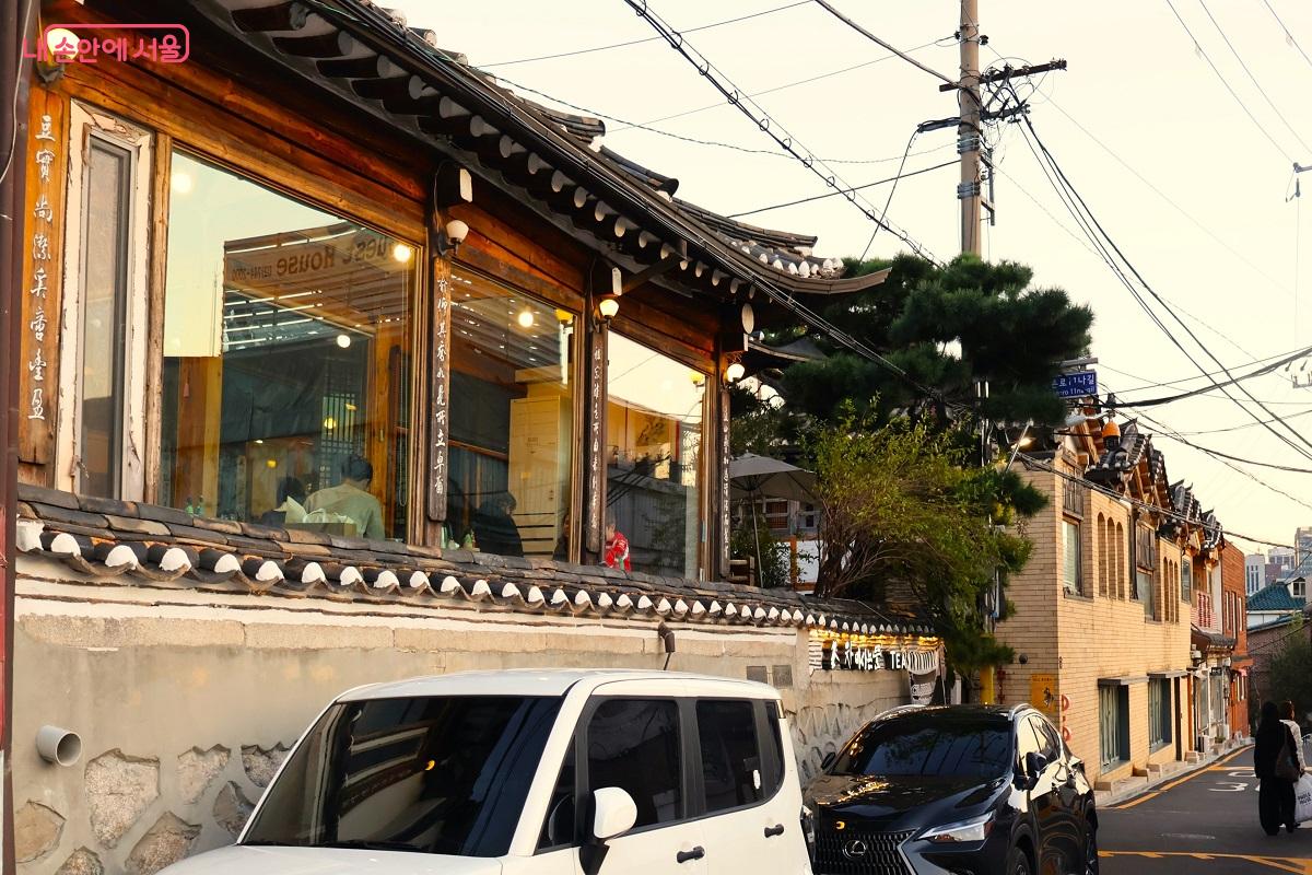 삼청동 언덕 한옥 찻집 차마시는뜰 외관 &copy;이봉덕