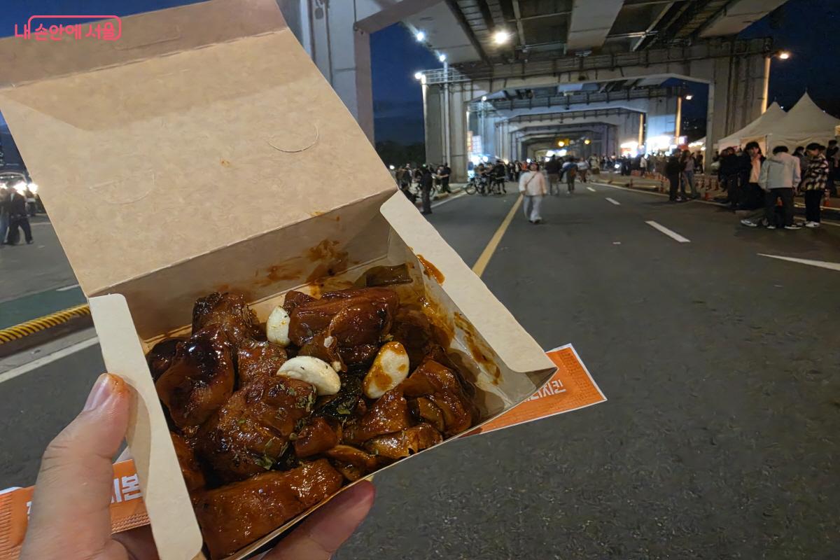 치킨과 함께 마지막 ‘차 없는 잠수교 뚜벅뚜벅 축제’를 즐겼다. ©조수연