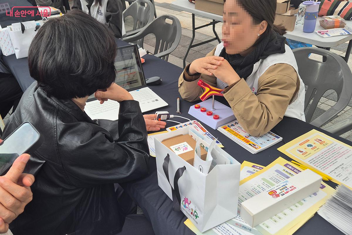 검사 결과를 바탕으로 전문가들에게 직접 건강 상담을 받는 상담 부스가 운영되었다.