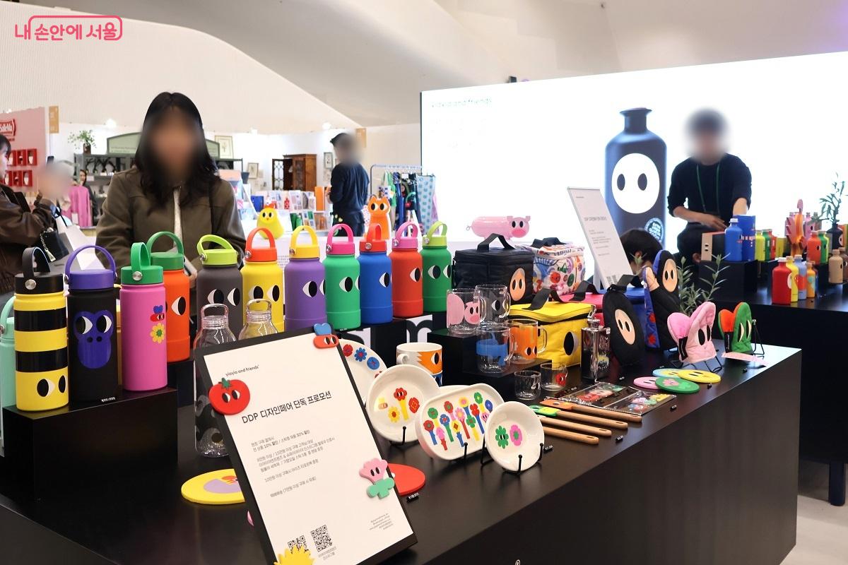 다채로운 색깔의 캐릭터 텀블러 &copy;이봉덕