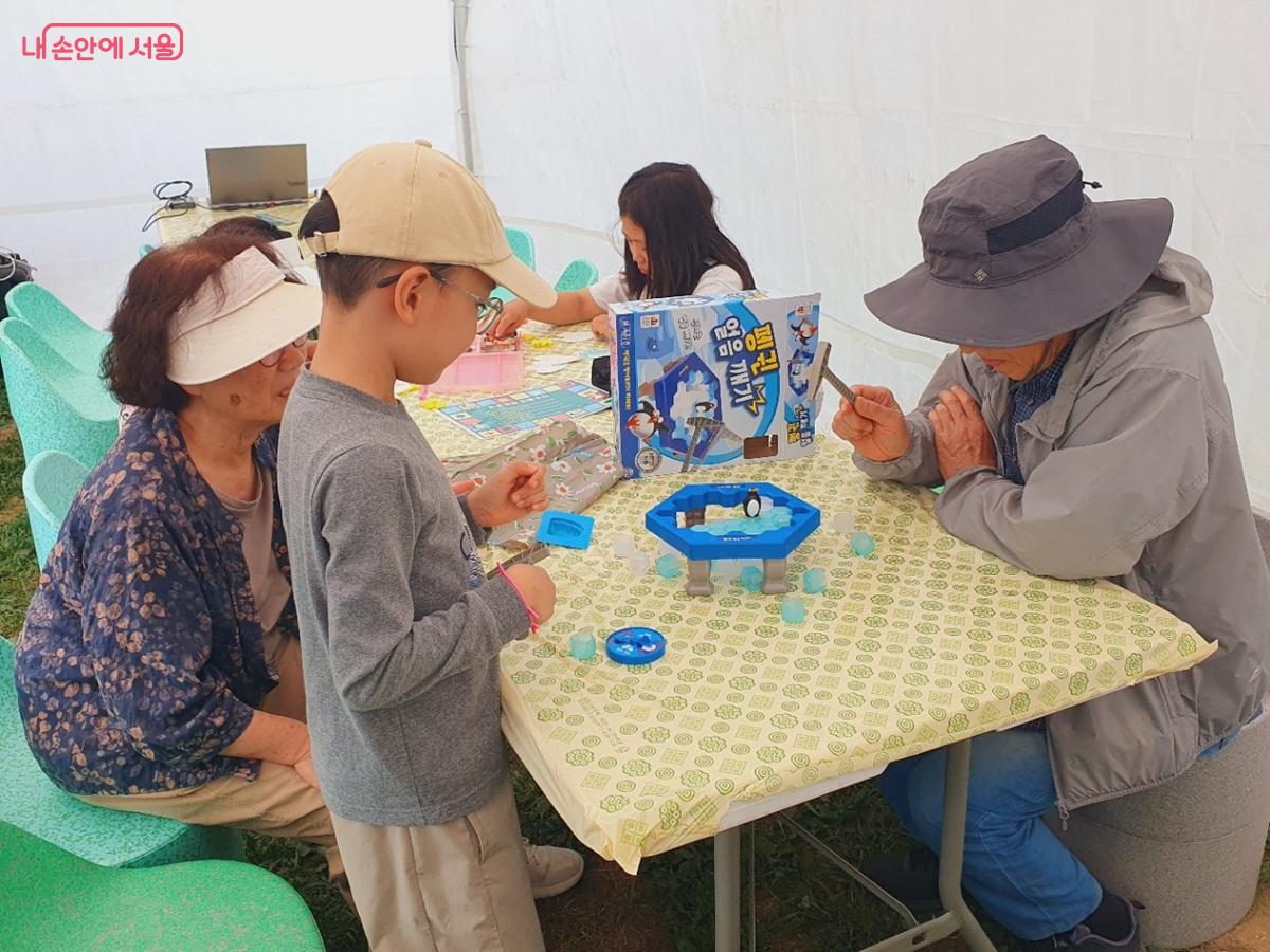 할아버지 할머니와 '펭귄 얼음깨기' 게임 중인 어린이 참가자 &copy;김병규