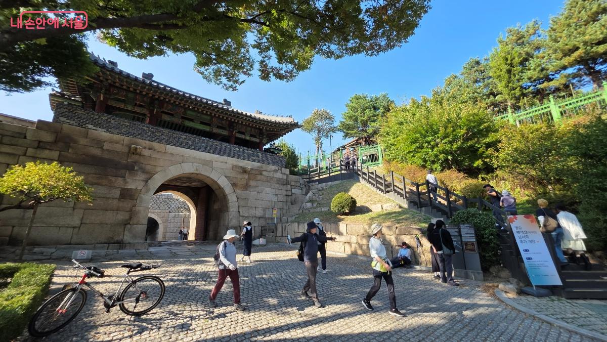 신규 개방한 북악산 탐방로는 창의문을 출발하여 돌고래 쉼터에서 시작된다. ©최용수