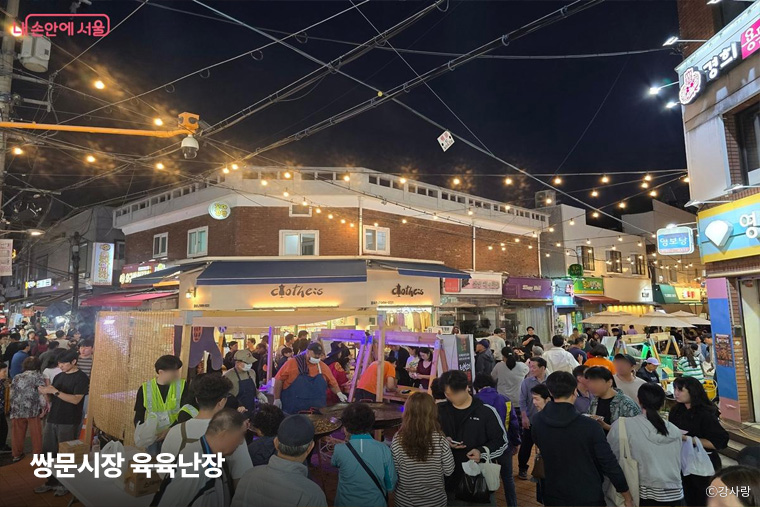 &lsquo;쌍문시장 육육난장&rsquo; 축제를 즐기러 나온 사람들