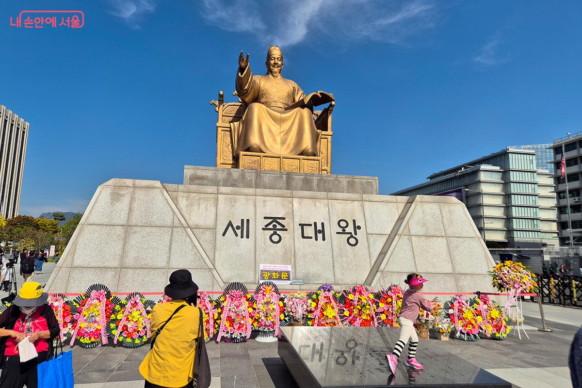 제정 100돌을 맞이한 한글날, 광화문은 한글이라는 우리의 위대한 유산이 시민들의 삶과 가장 뜨겁게 호흡하는 공간임을 증명해 냈다.