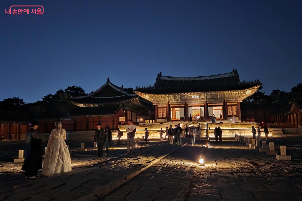 시공간을 초월하여 공존하는 창경궁, 완연한 조화의 빛을 느낀다. &copy;김미선