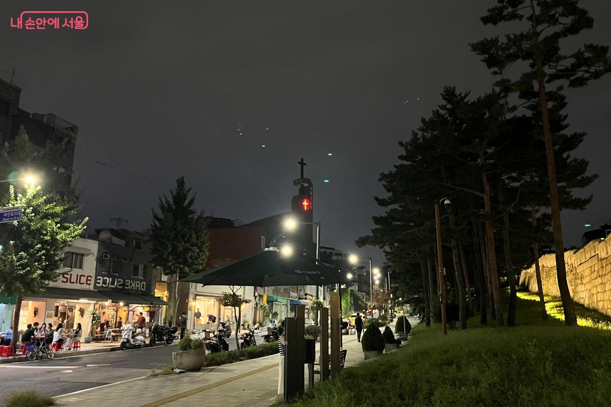 광희문 주변 골목을 걸으며 시구문과 관련된 지역의 역사와 생활문화 이야기를 들었다. ⓒ 김연희