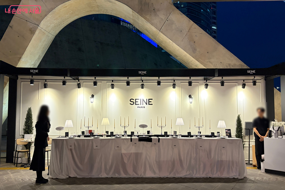 야간 조명 아래 DDP 야외에 꾸려진 ‘SEINE PARIS’ 브랜드 부스 ©김경선