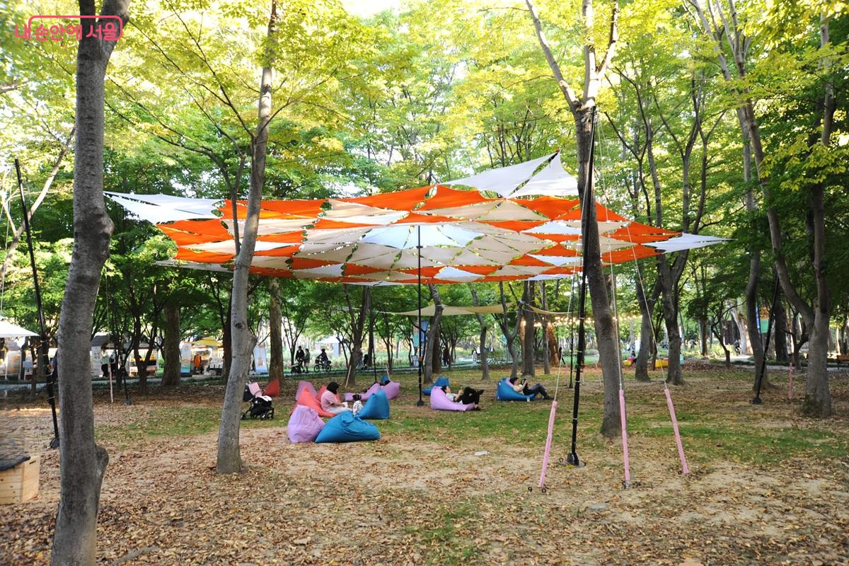 매헌시민의숲에는 여러 가지 형태의 &lsquo;그늘정원&rsquo;을 조성했다. &copy;조수봉