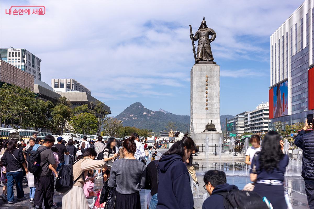 한글날을 맞아 많은 시민이 광화문광장을 찾았다. ©장신자