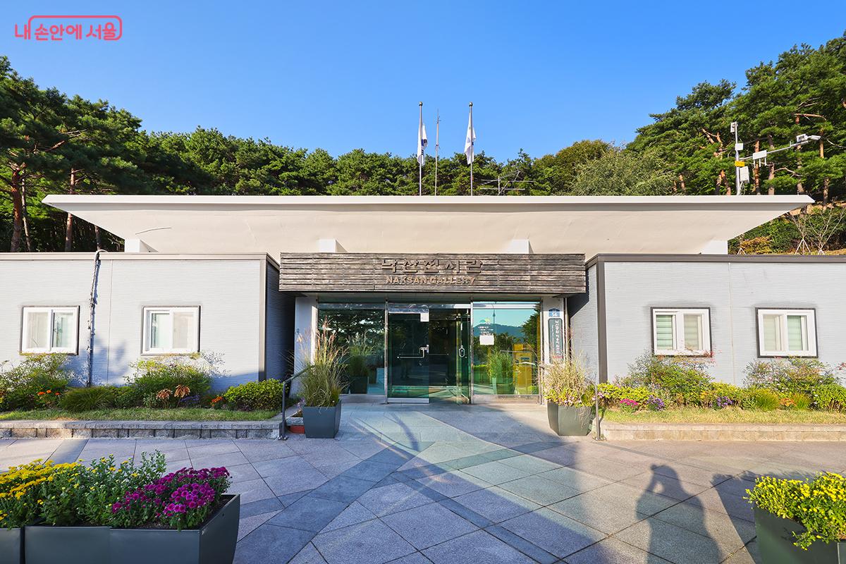 공원 내 낙산공원전시관이 있어 낙산의 유래와 한양도성의 이야기를 살펴볼 수 있다. ©김주연