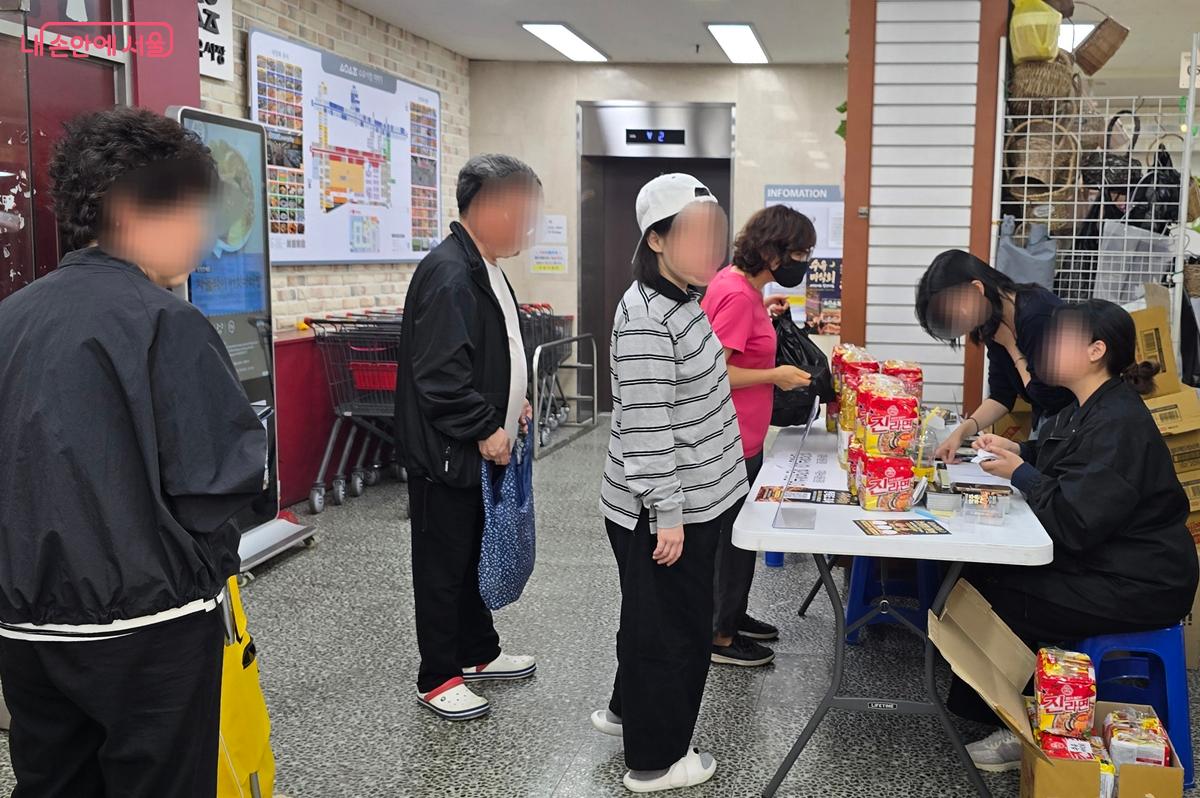페이백 이벤트 및 스탬프 투어 확인 후 추가 선물을 받고 있다. &copy;조성희