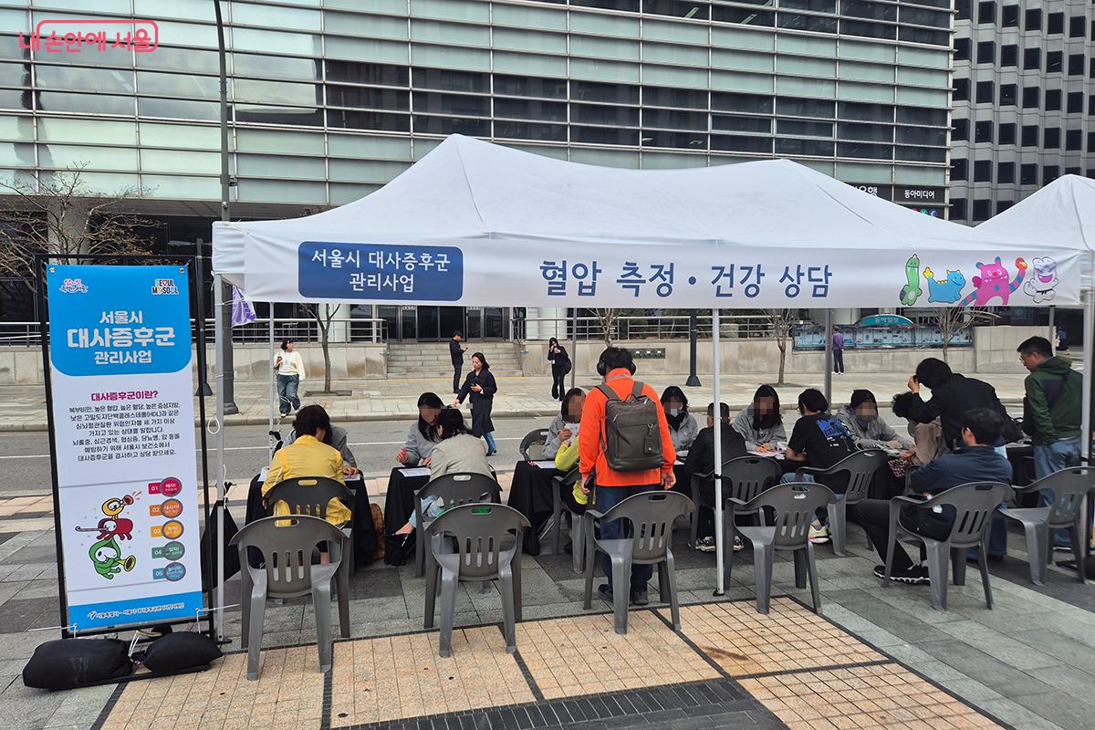 점심시간을 활용해 간편하게 참여하는 ‘대사증후군 예방·관리’ 캠페인이 청계광장에서 열렸다.