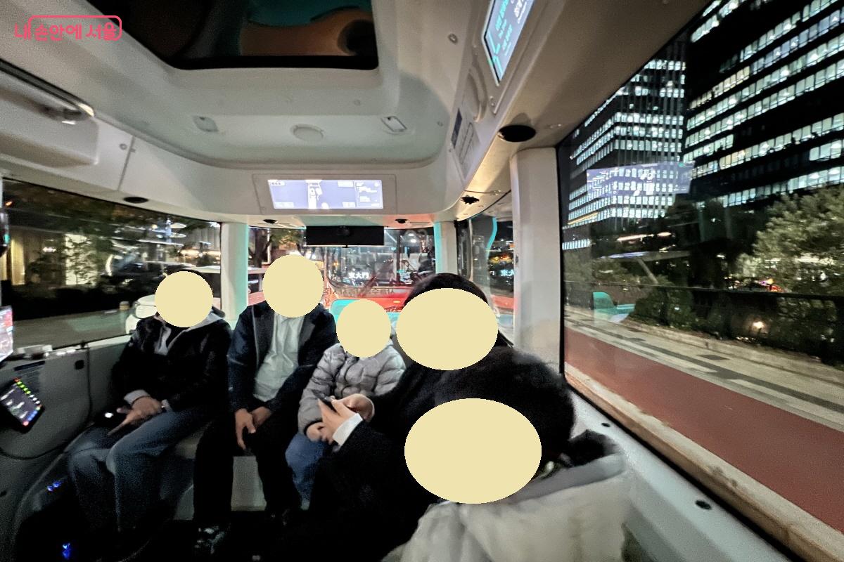 탑승 목적은 달랐지만 창문 밖으로 보이는 야경에 만족도가 높았다. &copy;박지영 