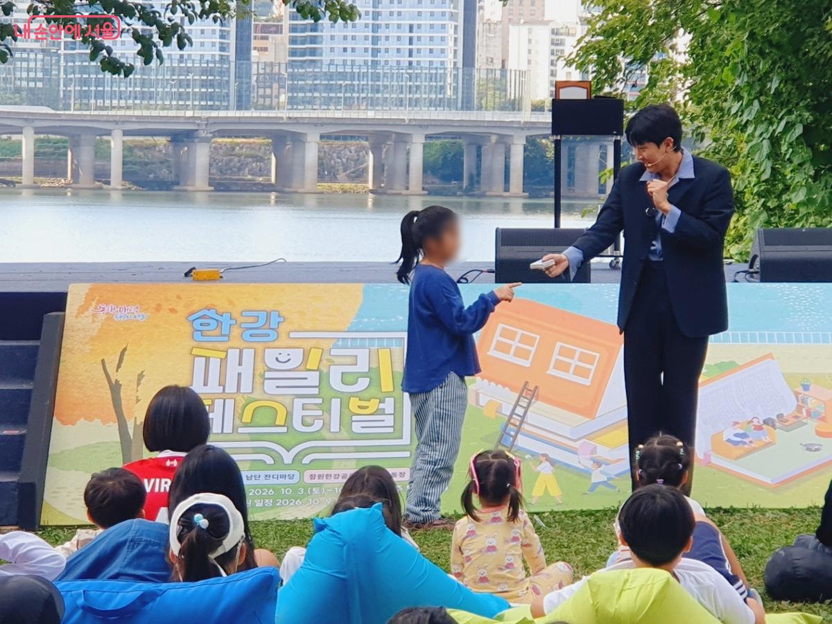 어린이 관객들이 열광했던 마술공연 &copy;김병규