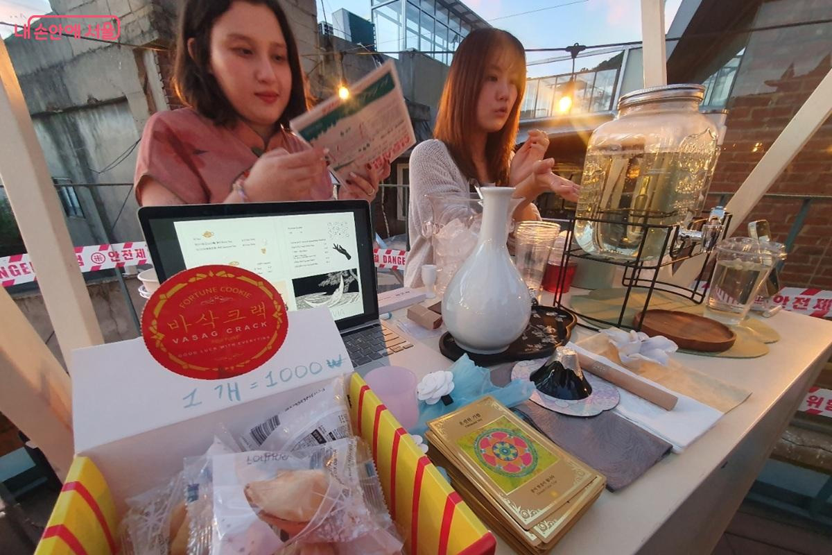 타로 카드와 브랜딩한 고량주를 판매한 중국 부스 &copy;엄윤주