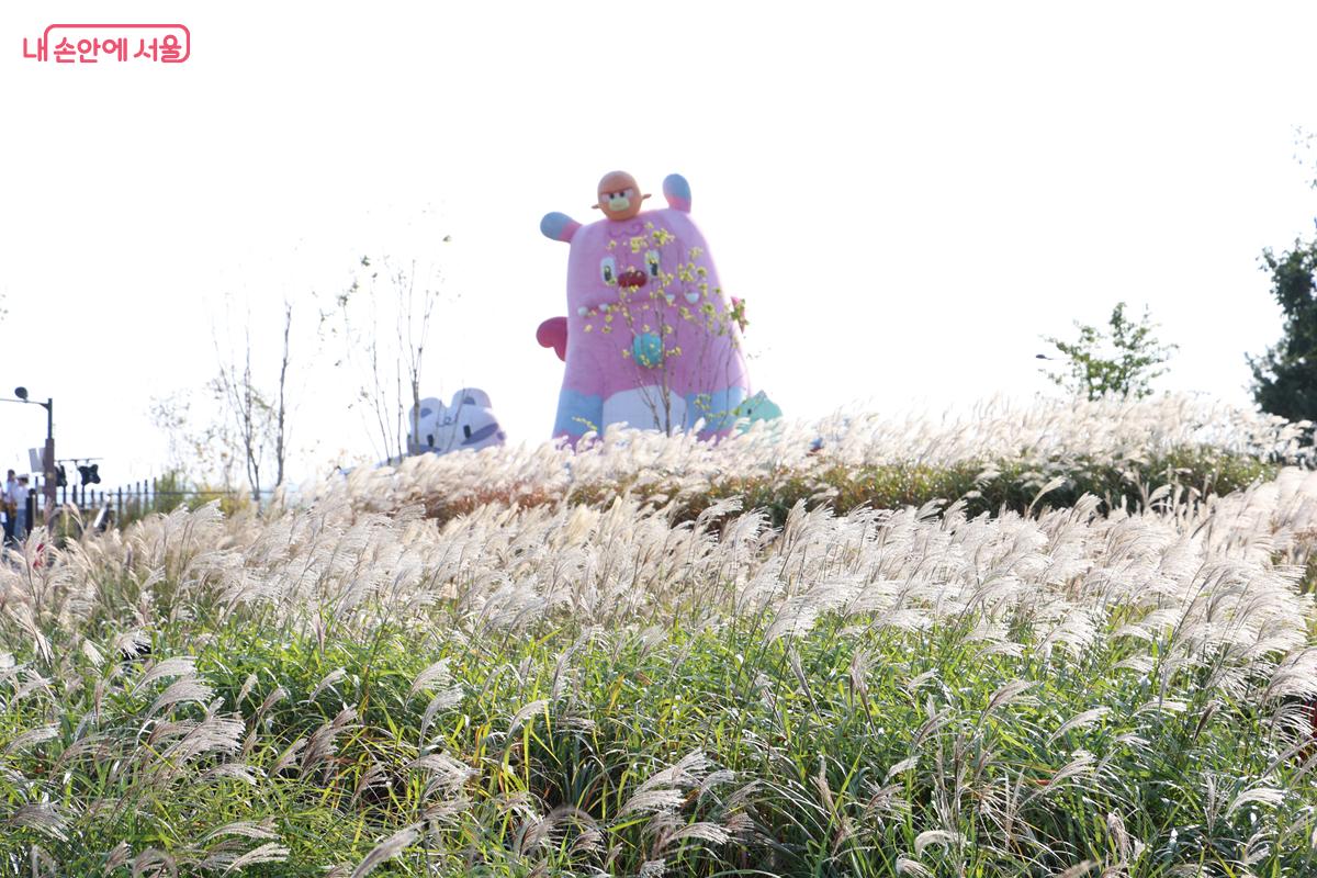 억새 너머로 보이는 &lsquo;해치&rsquo; 캐릭터 조형물 &copy;박우영