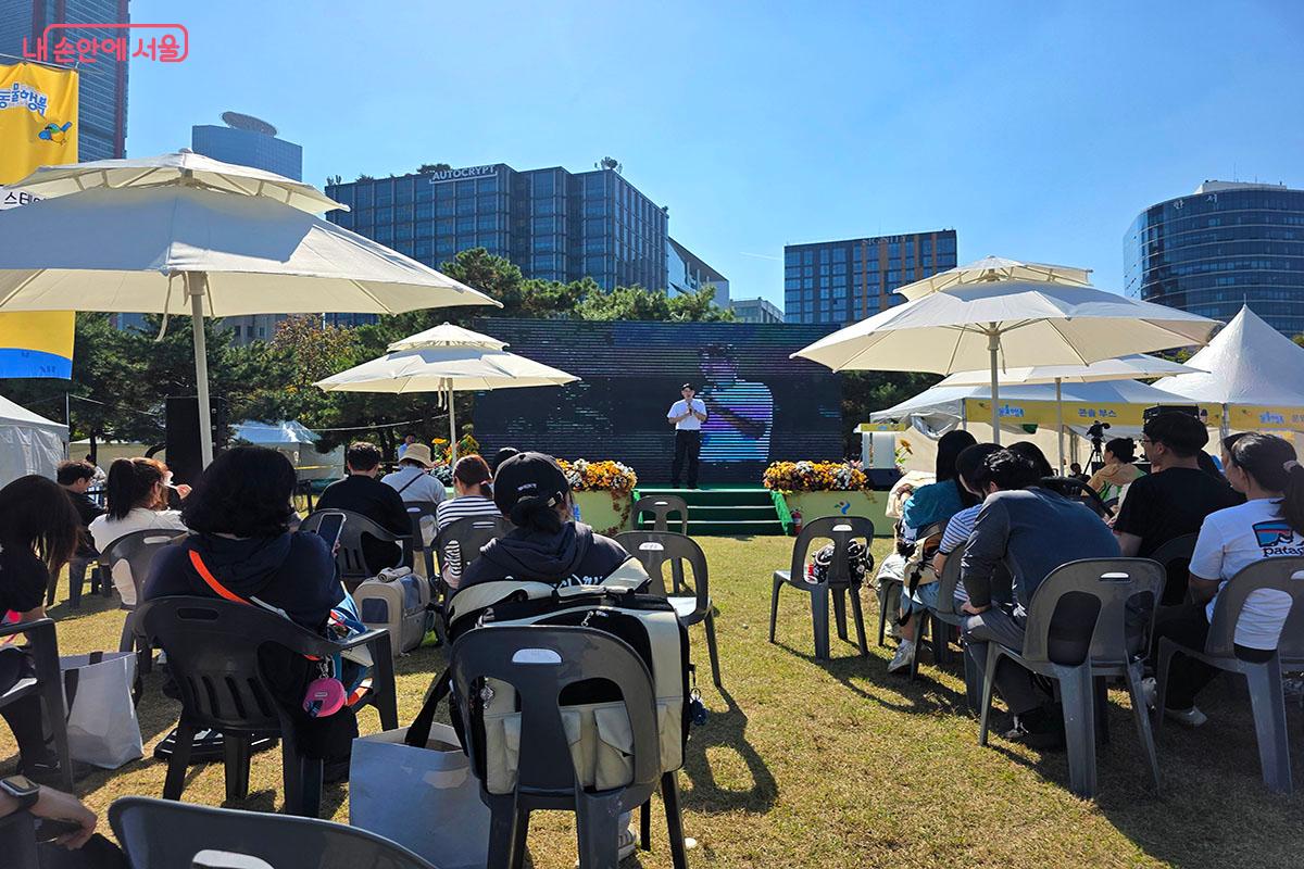 야외 무대에서 보호자들의 행동교정 고민을 명쾌하게 해결해 준 설채현 수의사의 Q&A 강연 &copy;이정민 