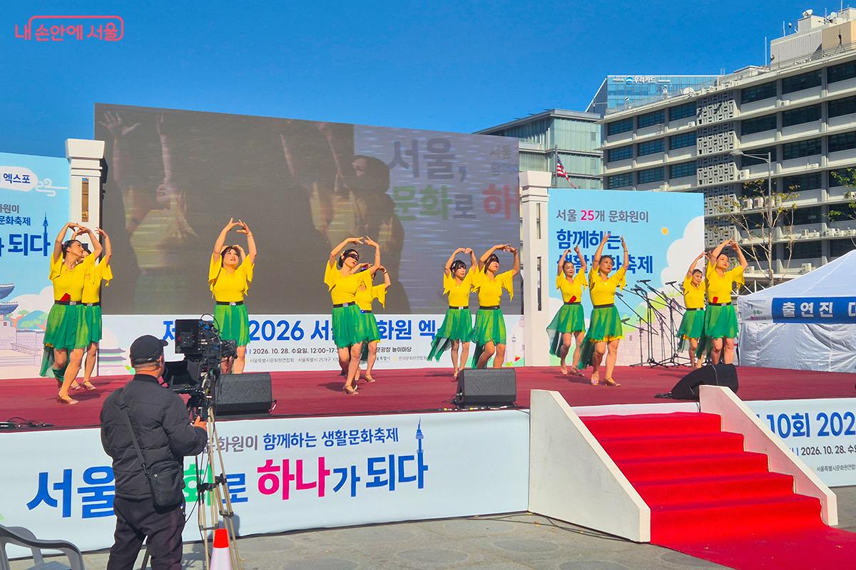 국악과 한국무용, 브레이크 댄스 등 다양한 공연들이 관객들의 눈을 사로잡았다.