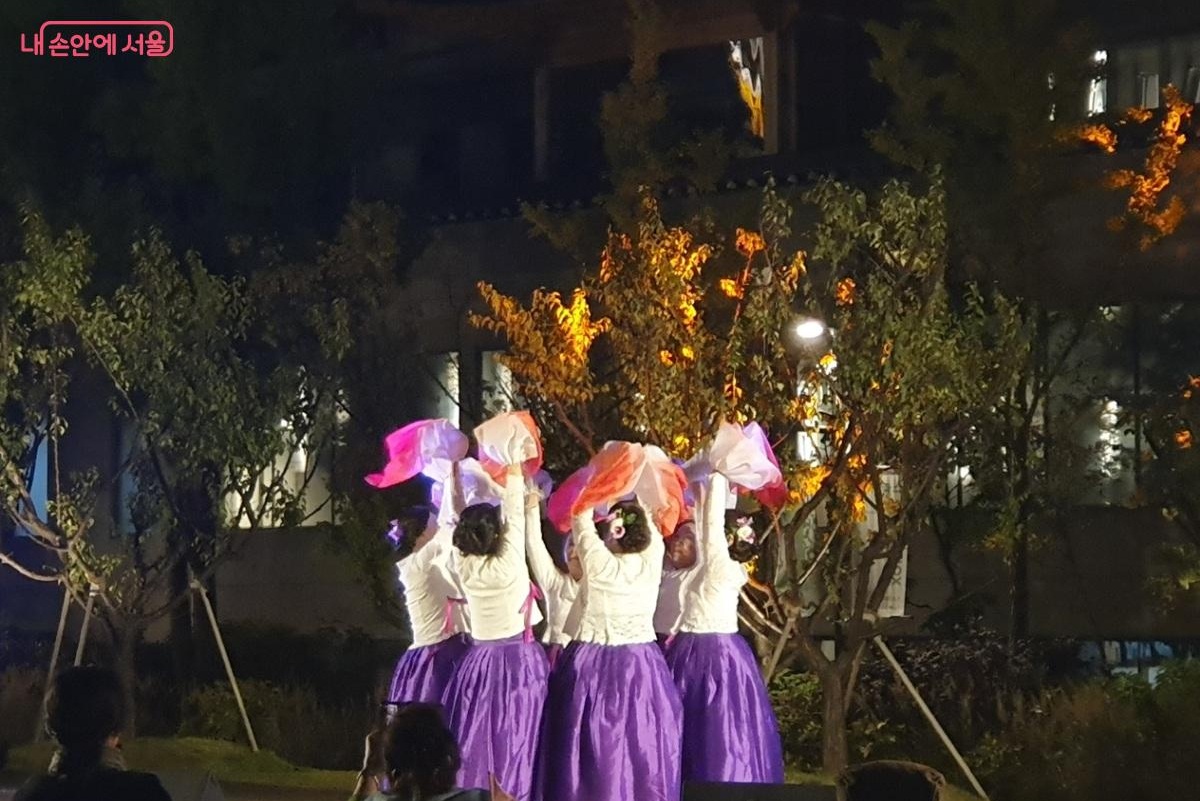 고운 한복을 차려 입은 70대 어르신들로 구성된 &lsquo;탑골문화예술공연단&rsquo;의 춤사위 &copy;엄윤주