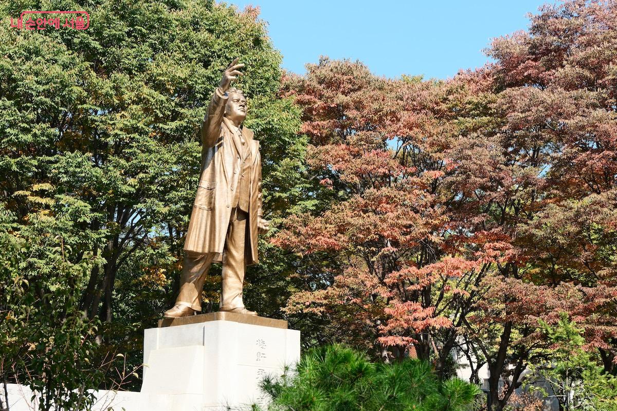 매헌윤봉길의사동상이 반겨주는 매헌시민의숲