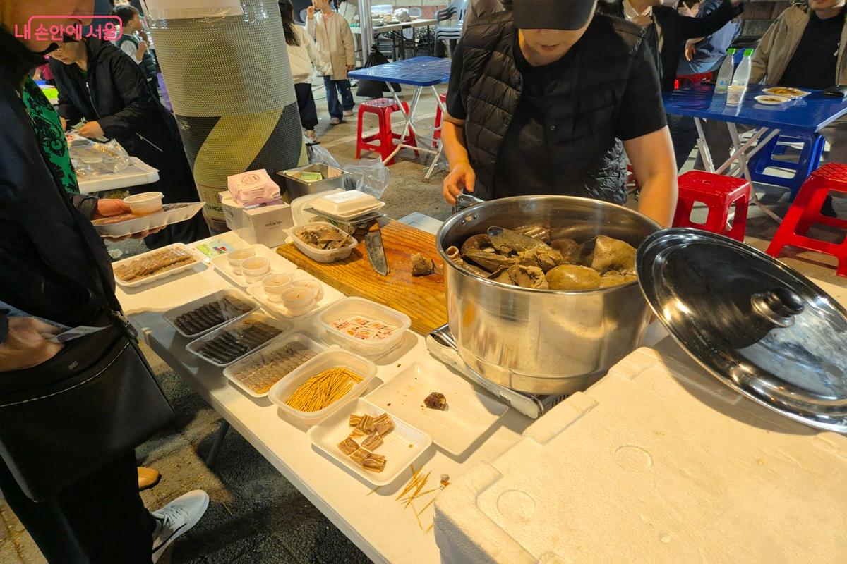 행사 기간에만 맛볼 수 있는 &lsquo;수제오징어찹쌀순대&rsquo; &copy;최현우