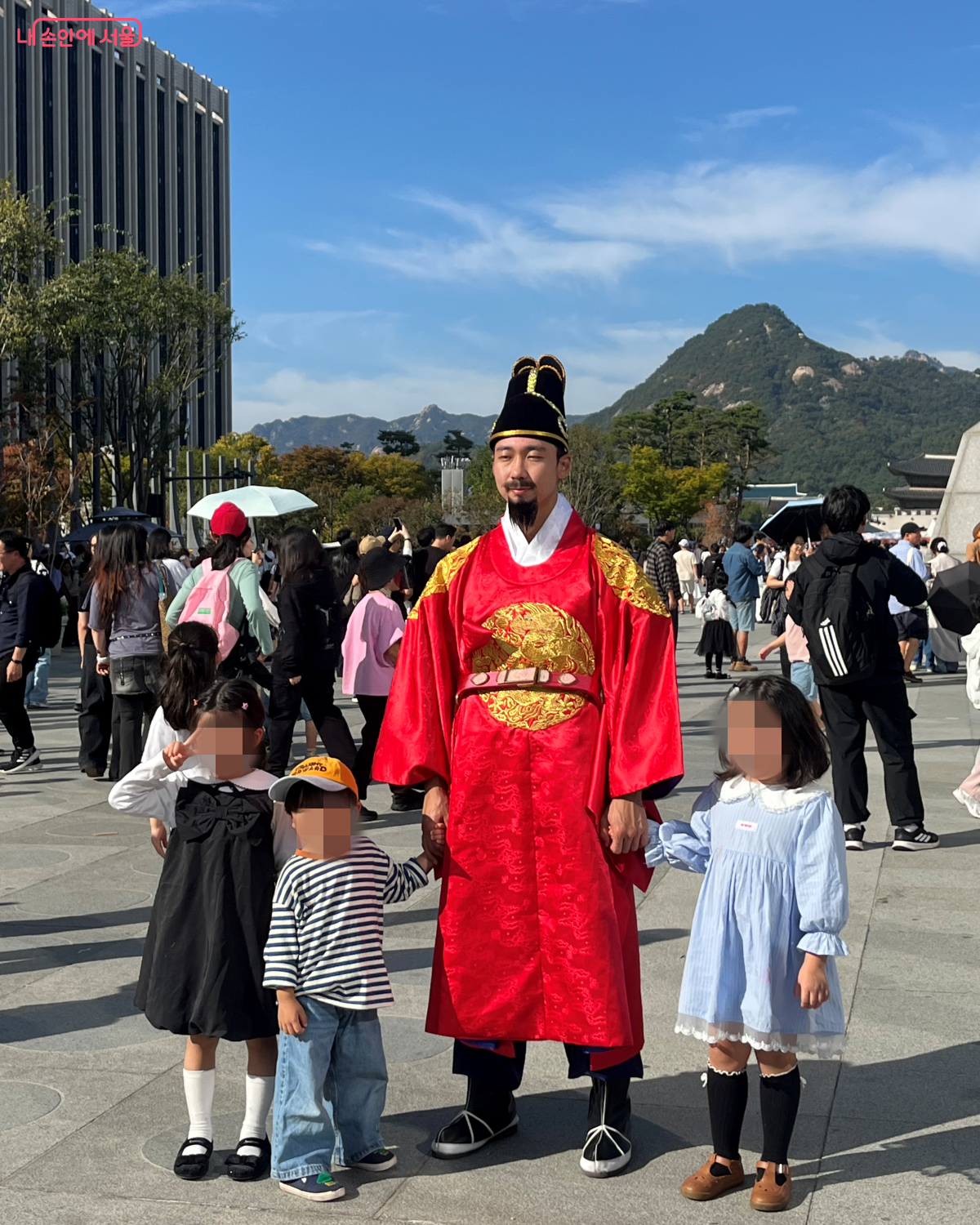 세종대왕 복장을 한 인물과 기념 사진을 찍는 아이들 ⓒ 김연희