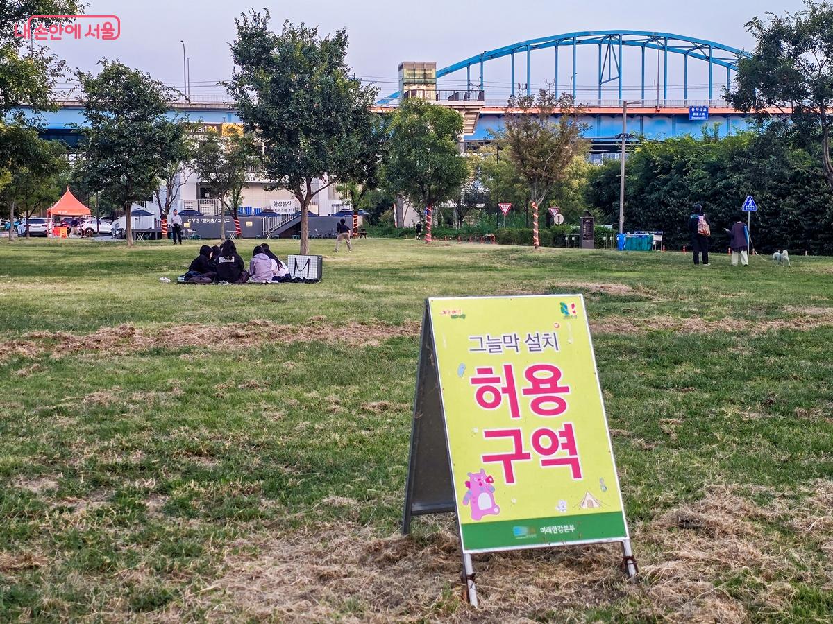그늘막 텐트는 설치 허용 구간에서만 이용이 가능하다. ©양지영