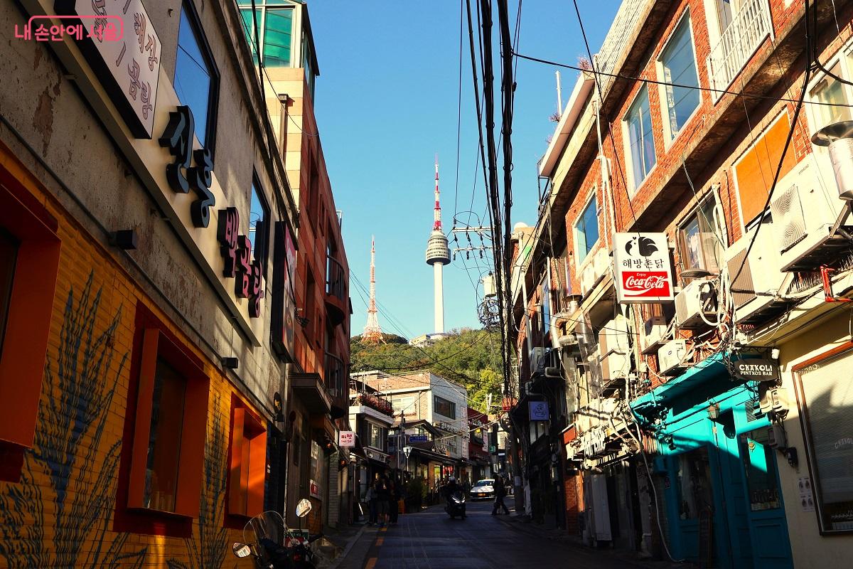 N서울타워가 보이는 신흥시장 골목 언덕 ©김대진