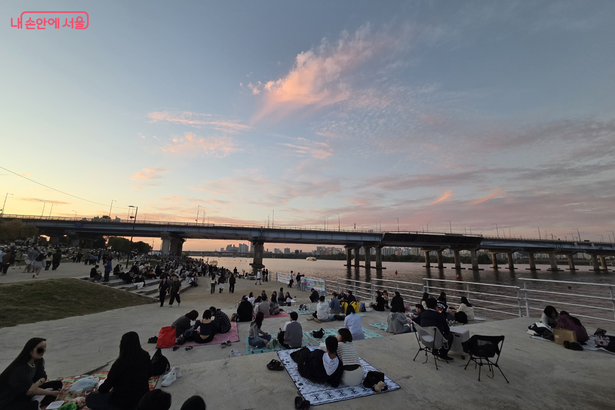 여의도한강공원에서 시민들이 노을을 보며 휴식을 취하고 있다. ©장미화